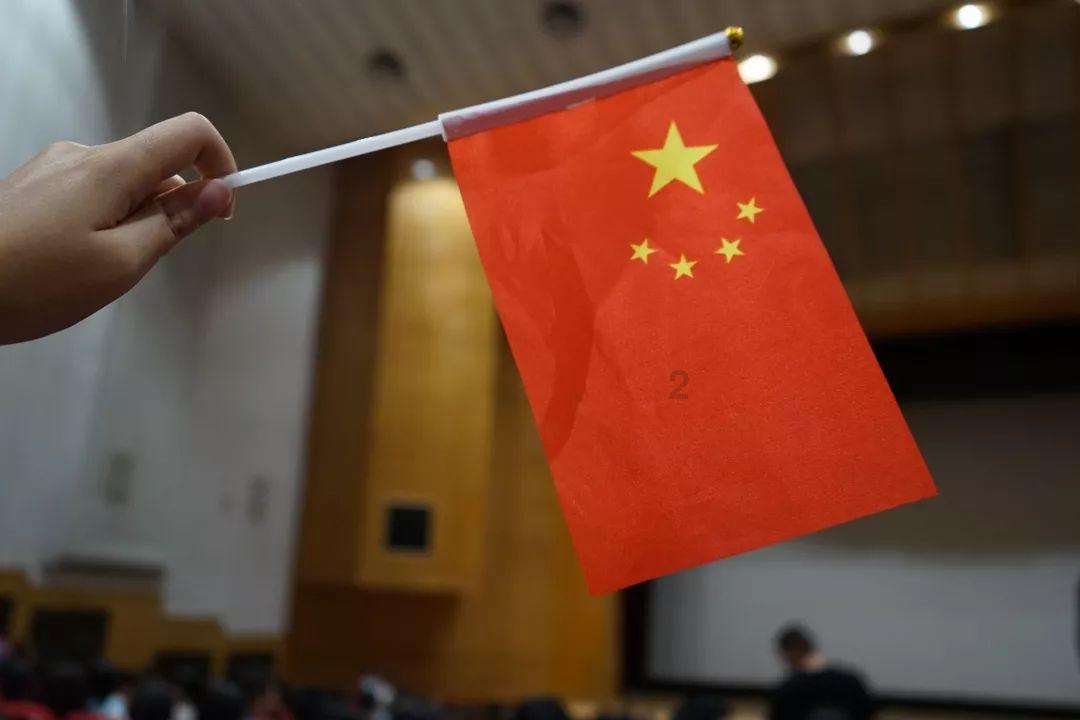 逃离阴暗的房屋